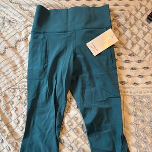 Athleta salutation stash 2 capri size medium borealis green new with tags
